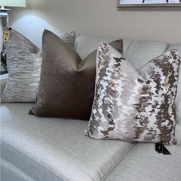 1-NWT TGH TESSITURA VELVET DECORATIVE PILLOWS (Read description for details) - Picture 3 of 17